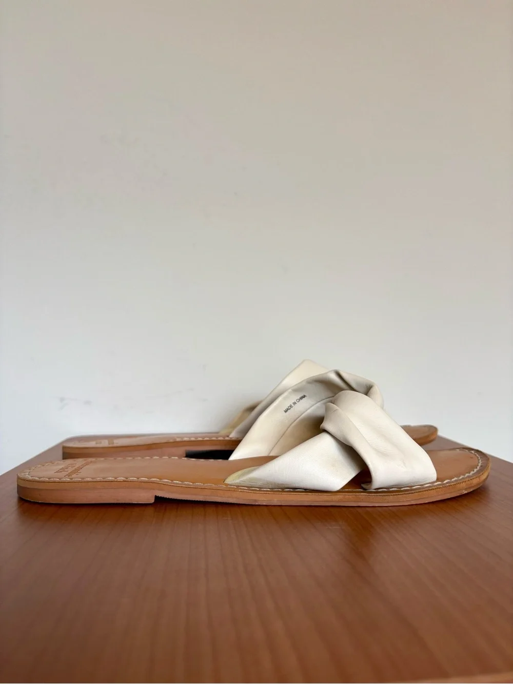 Abercrombie & Fitch White Slide Sandals Flats Criss Cross Elevated Basic Size 9